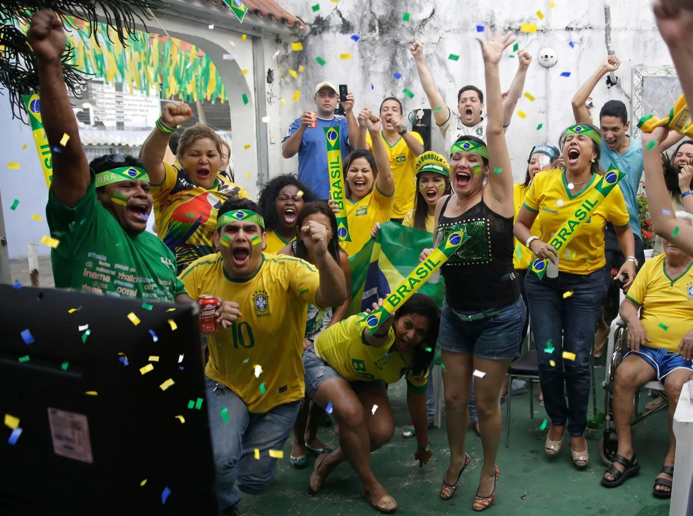 Grupo comemorando em casa
